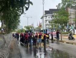 Hujan Deras Tak Halangi Tugas, Polresta Barelang Kawal Unjuk Rasa Koalisi Rakyat Batam di Graha Kepri