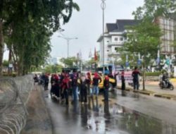 Hujan Deras Tak Halangi Tugas, Polresta Barelang Kawal Unjuk Rasa Koalisi Rakyat Batam di Graha Kepri