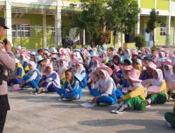 Bhabinkamtibmas Kelurahan Batu Besar Edukasi Tertib Lalu Lintas Dalam Kegiatan MPLS SMA Negeri 15 Batam