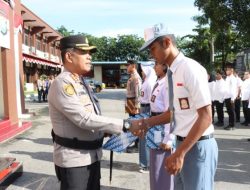 Kapolresta Barelang Berikan Penghargaan kepada Personel dan Keluarga Besar Polresta Barelang yang Berprestasi dalam Rangkaian HUT RI ke-80 Tahun 2025