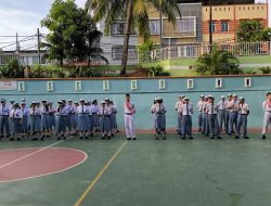 Bhabinkamtibmas Lubuk Baja Kota Jadi Pembina Upacara dan Beri Edukasi Anti-Bullying di SMK Advent