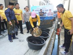 Polres Karimun Panen Ikan dan Sawi Dukung Ketahanan Pangan Nasional
