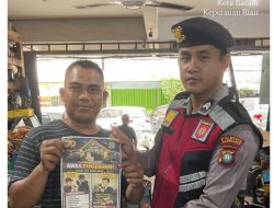 Polsek Lubuk Baja Gencarkan Pemberian Brosur Himbauan kepada Pelaku Usaha Scrap untuk Cegah Tindak Pidana