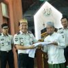 Kalapas Cipinang Bagikan Ratusan Baju Koko, Dorong 750 Santri Jadi Teladan bagi Warga Binaan